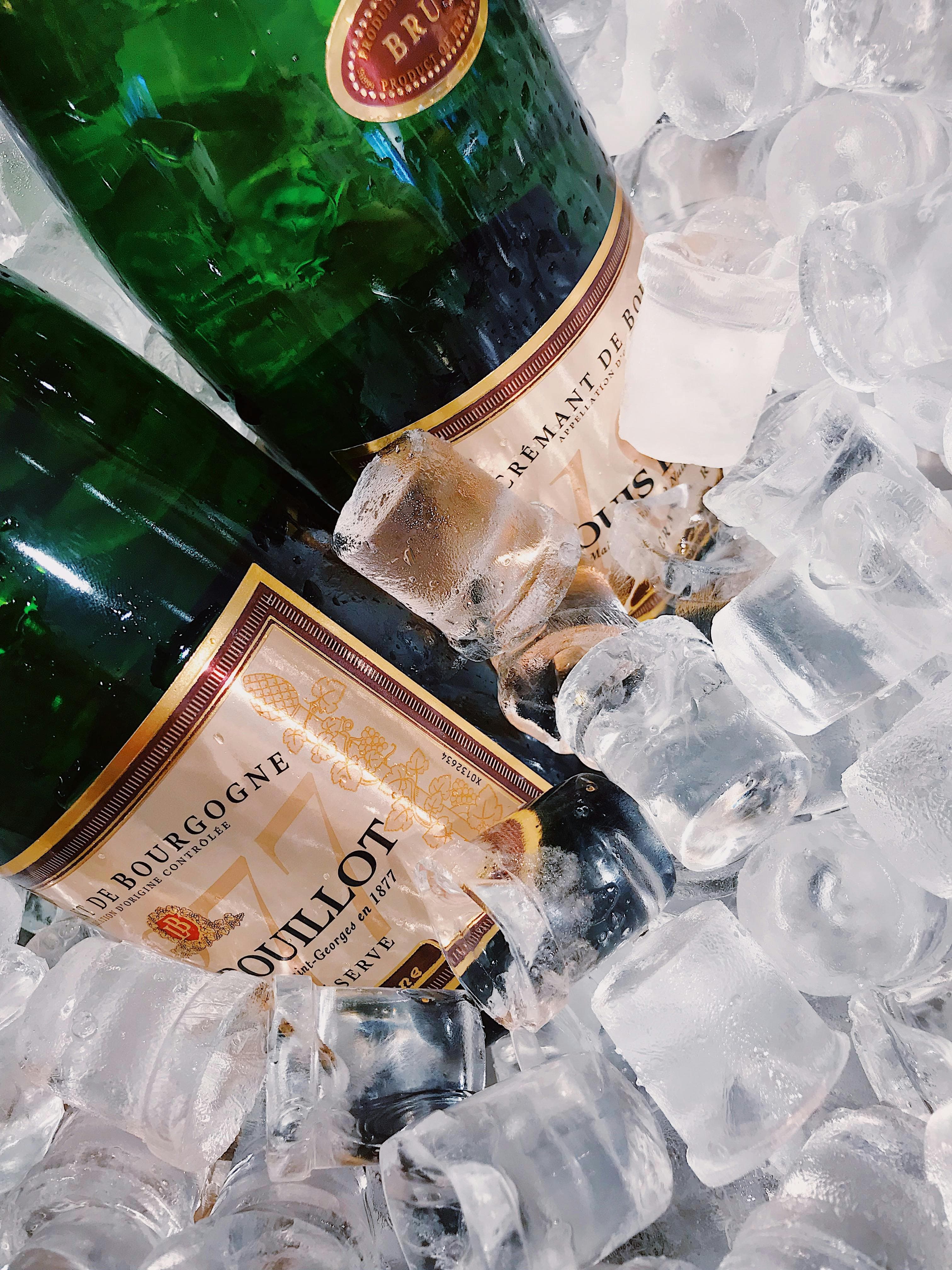 Bouteilles de champagne dans des glaçons alimentaires — Carbo Glaçons Express La Crau Var